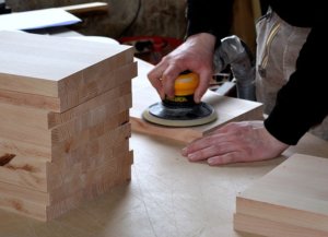 Handwerker arbeitet auf werktisch